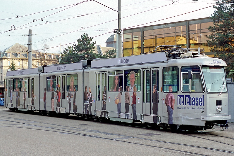 Be 8/8 357 «Telebasel» (rechte Wagenseite)